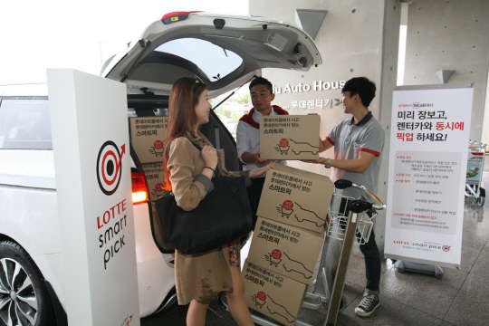 18일 제주시에 위치한 롯데렌터카 제주오토하우스에서 고객들이 롯데마트 '스마트 픽' 서비스를 이용하고 있다.  롯데마트 제공